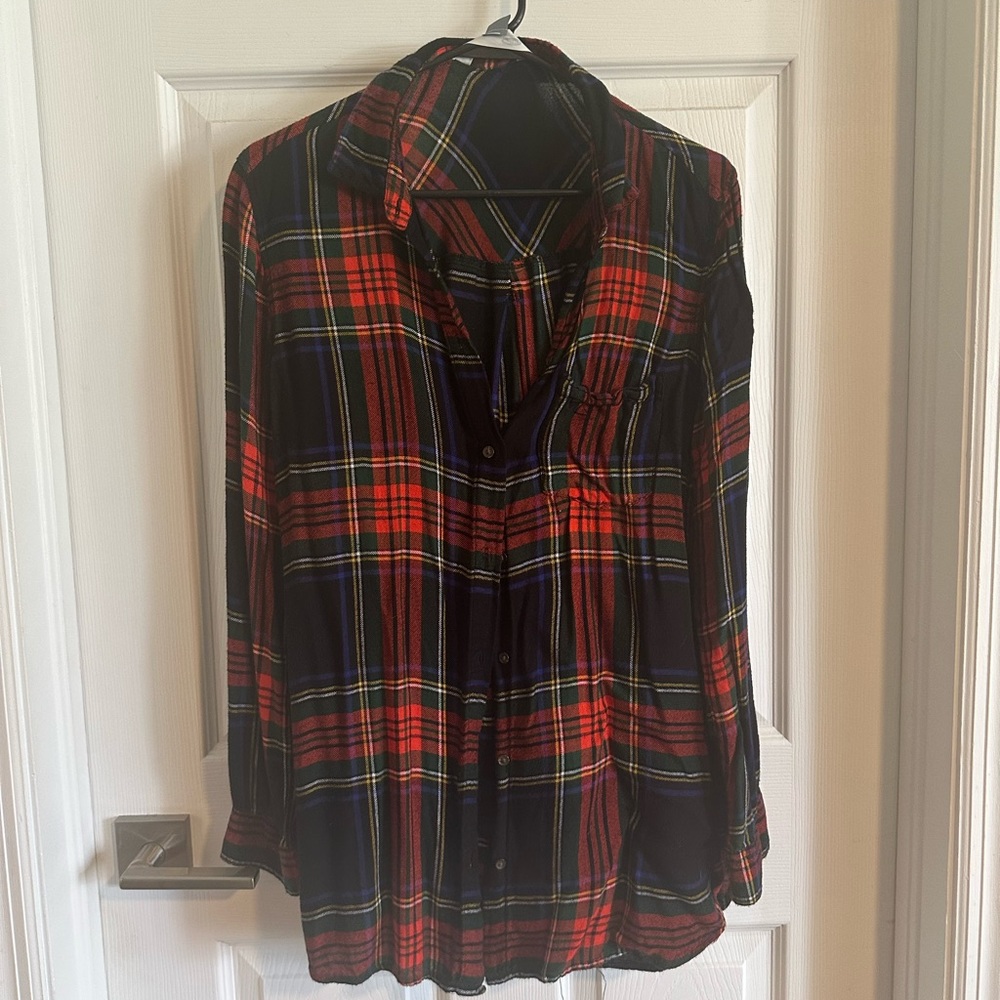 Large old navy red blue plaid long sleeves collared button up shirt
